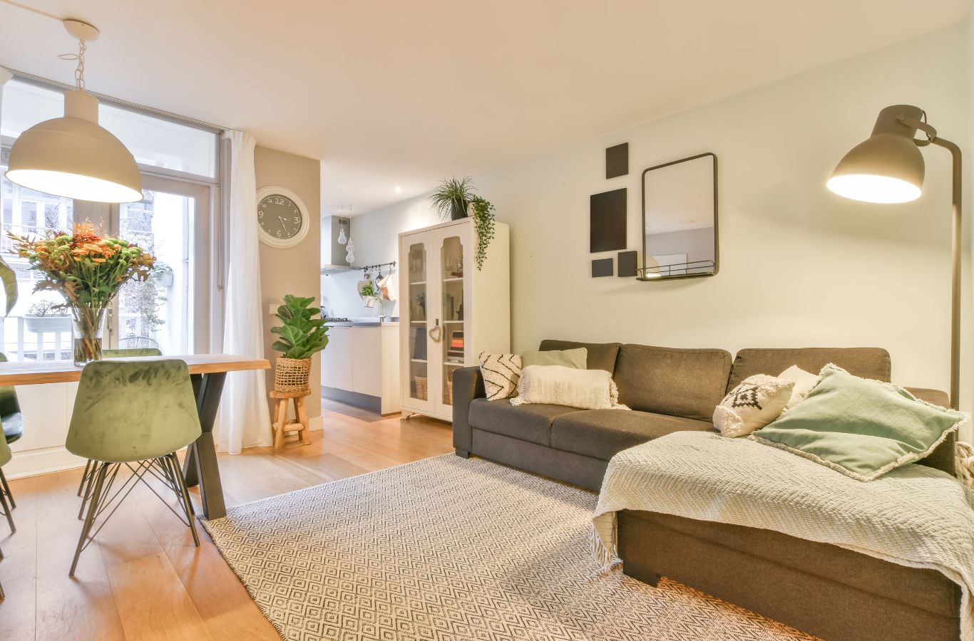 First Class Cleaning professional providing residential Cleaning Services in Orange County, CA using expert tools for homes.